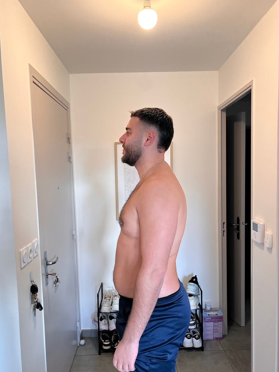 Yacine de profil, avant